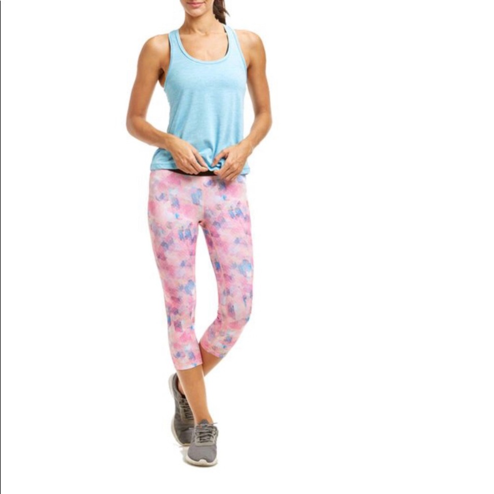 LOW RISE, SOFFE-DRI, COMPRESSION, CAPRI LEGGINGS. Junior Large. Medium - Picture 5 of 8